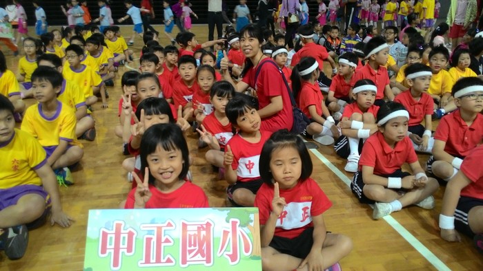 賀本校二年仁班學生參加104年度推動國中小學生普及化運動方案～健身操比賽獲得國小二年級組甲等成績。圖片