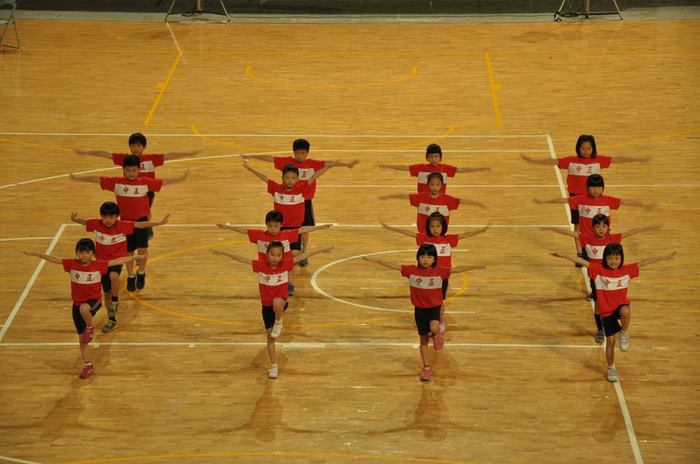 賀本校二年仁班學生參加104年度推動國中小學生普及化運動方案～健身操比賽獲得國小二年級組甲等成績。圖片