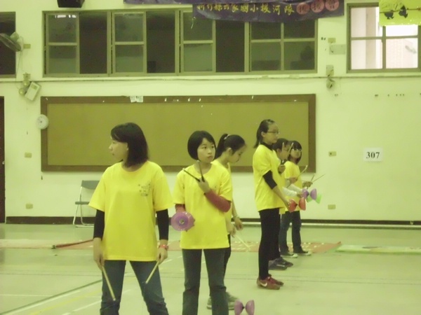 賀本校學生參加新竹縣102年度扯鈴、跳繩運動校際聯賽獲得國小高年級女生組扯鈴冠軍、國小四年級女生組跳繩冠軍殊榮。圖片