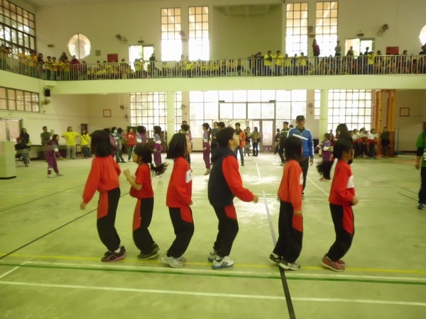 賀本校學生參加新竹縣102年度扯鈴、跳繩運動校際聯賽獲得國小高年級女生組扯鈴冠軍、國小四年級女生組跳繩冠軍殊榮。圖片