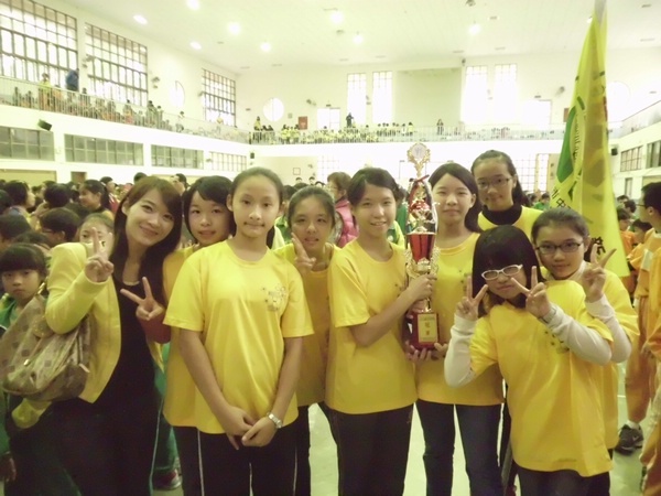 賀本校學生參加新竹縣102年度扯鈴、跳繩運動校際聯賽獲得國小高年級女生組扯鈴冠軍、國小四年級女生組跳繩冠軍殊榮。圖片