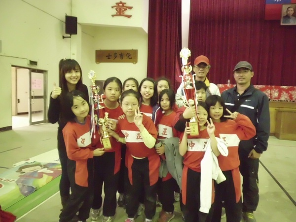 賀本校學生參加新竹縣102年度扯鈴、跳繩運動校際聯賽獲得國小高年級女生組扯鈴冠軍、國小四年級女生組跳繩冠軍殊榮。圖片