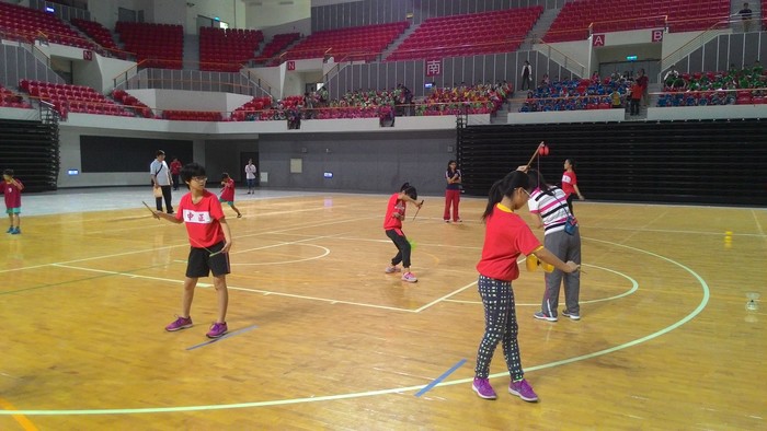賀本校學生參加新竹縣104年度扯鈴運動校際聯賽榮獲國小高年級男子組及女子組雙料冠軍。圖片