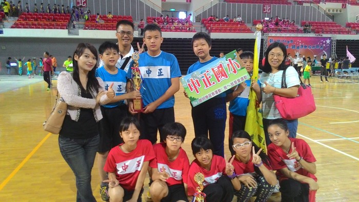 賀本校學生參加新竹縣104年度扯鈴運動校際聯賽榮獲國小高年級男子組及女子組雙料冠軍。圖片