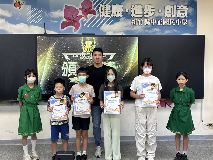 恭喜501 楊尚諭、505 盧正宇、508 何孟璇、605 王芊又，榮獲國語日報小作家證書。圖片